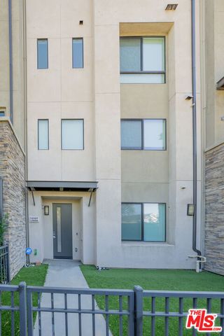 13107 W Lumina Way, Van Nuys (los Angeles), CA 91401