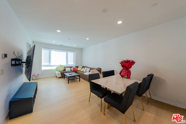 13107 W Lumina Way, Van Nuys (los Angeles), CA 91401