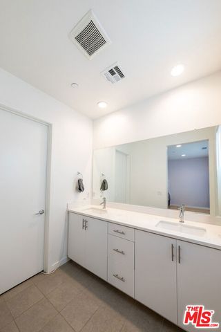 13107 W Lumina Way, Van Nuys (los Angeles), CA 91401