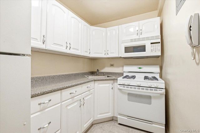 70-25 Yellowstone Boulevard 5A, Forest Hills, NY 11375