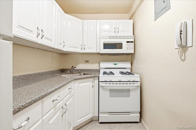 70-25 Yellowstone Boulevard 5A, Forest Hills, NY 11375