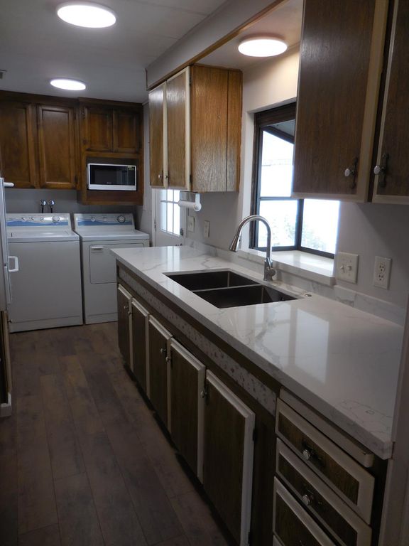 Image 10 of property listing at 221 W Herndon Avenue # 178, Pinedale, CA 93650