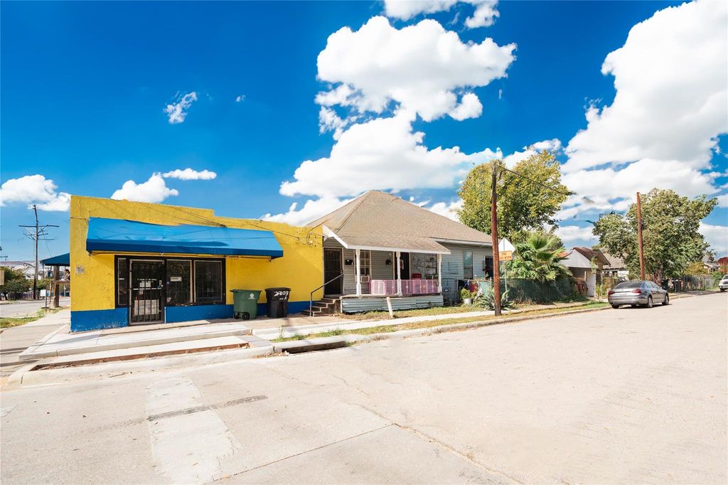 2303 Chestnut Street A, Houston, TX 77009