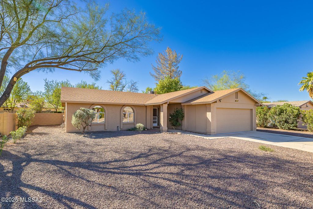 7492 E Rio Vista Circle, Tucson, AZ 85715
