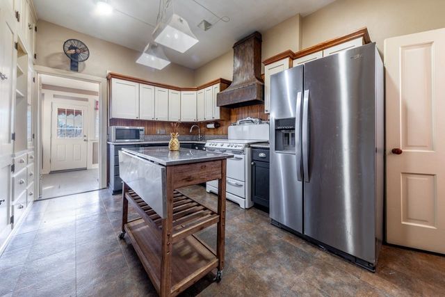 132 E 2nd St, Minneapolis, KS 67467