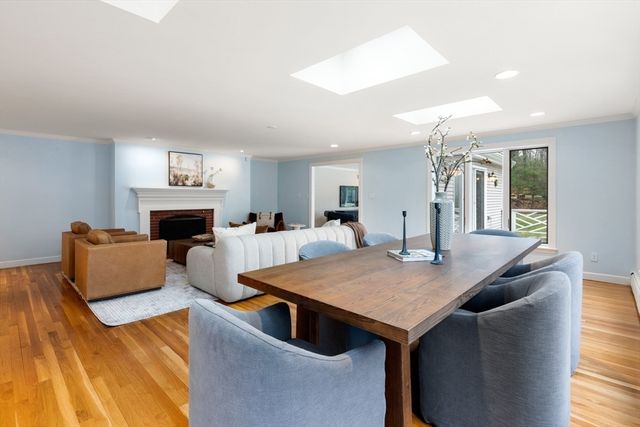 199 Country Rd, Weston, MA 02493