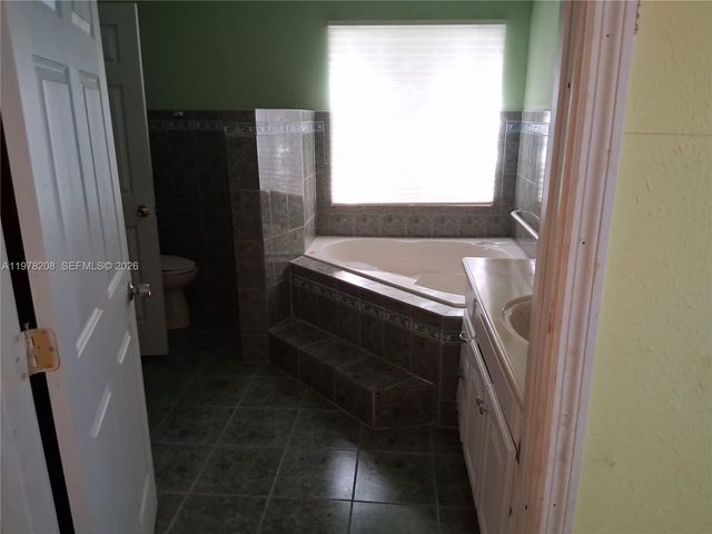 158 SW 5th St, Deerfield Beach, FL 33441