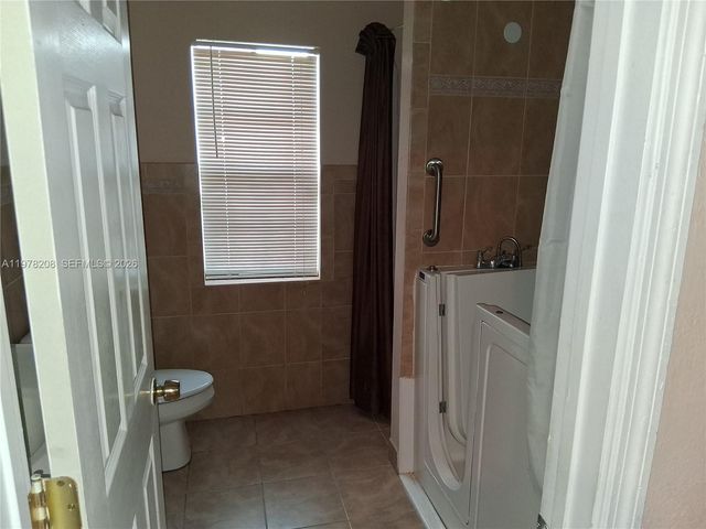 158 SW 5th St, Deerfield Beach, FL 33441