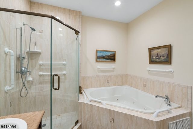 5205 Pointe Gate Dr, Livingston Twp., NJ 07039