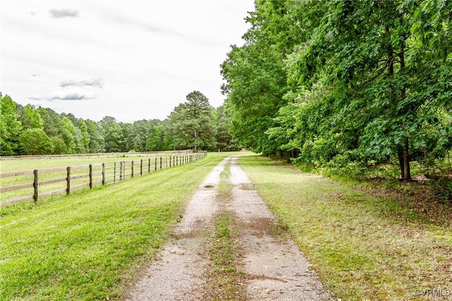 8011 Wood Dr, Disputanta, VA 23842