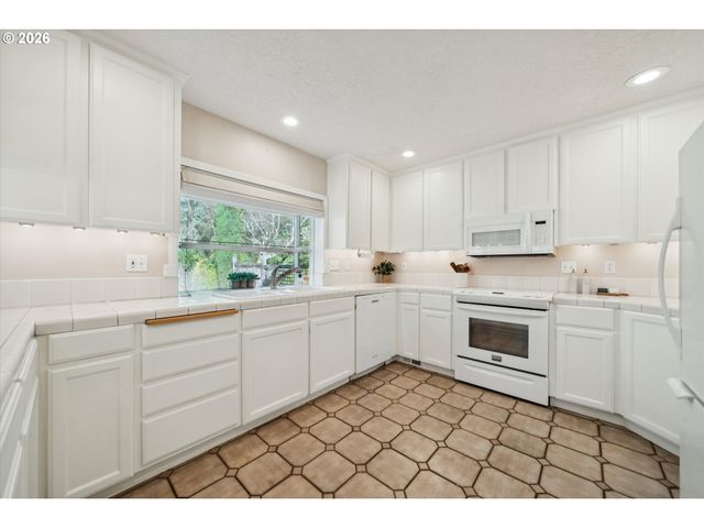 38101 Se HAUGLUM Rd, Sandy, OR 97055