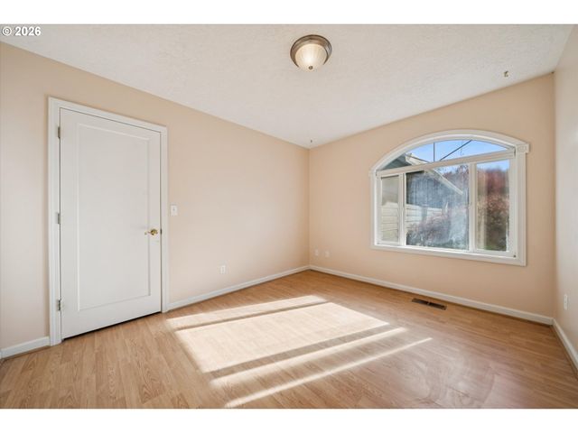 38101 Se HAUGLUM Rd, Sandy, OR 97055