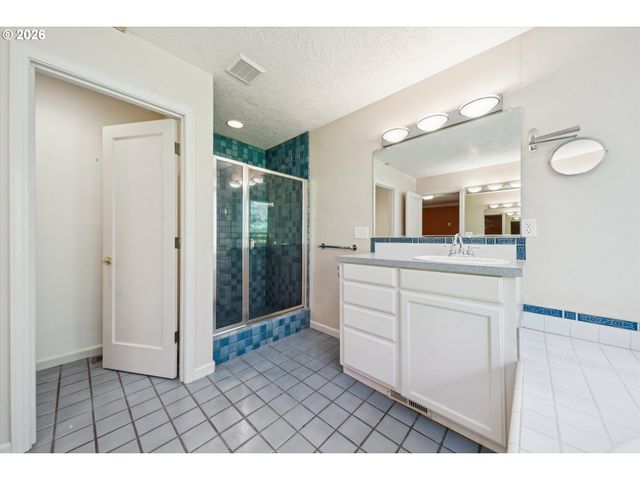 38101 Se HAUGLUM Rd, Sandy, OR 97055