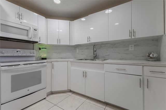 11600 NW 50th Ter, Doral, FL 33178