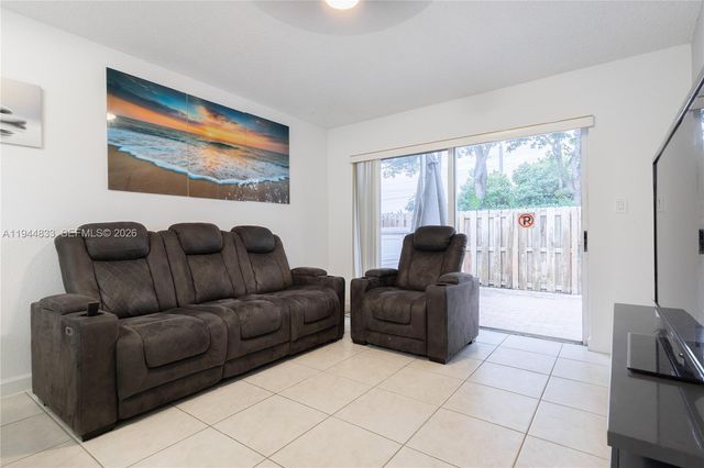 11600 NW 50th Ter, Doral, FL 33178