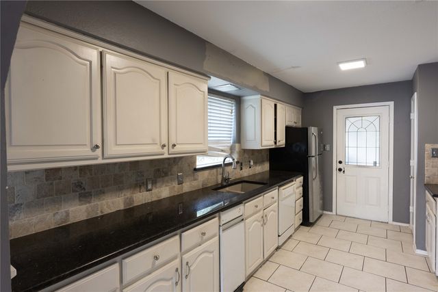 112 Oaktree Drive, Highland Village, TX 75077