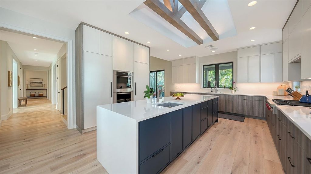 Image 15 of property listing at 5035 BAY SHORE ROAD, Sarasota, FL 34234