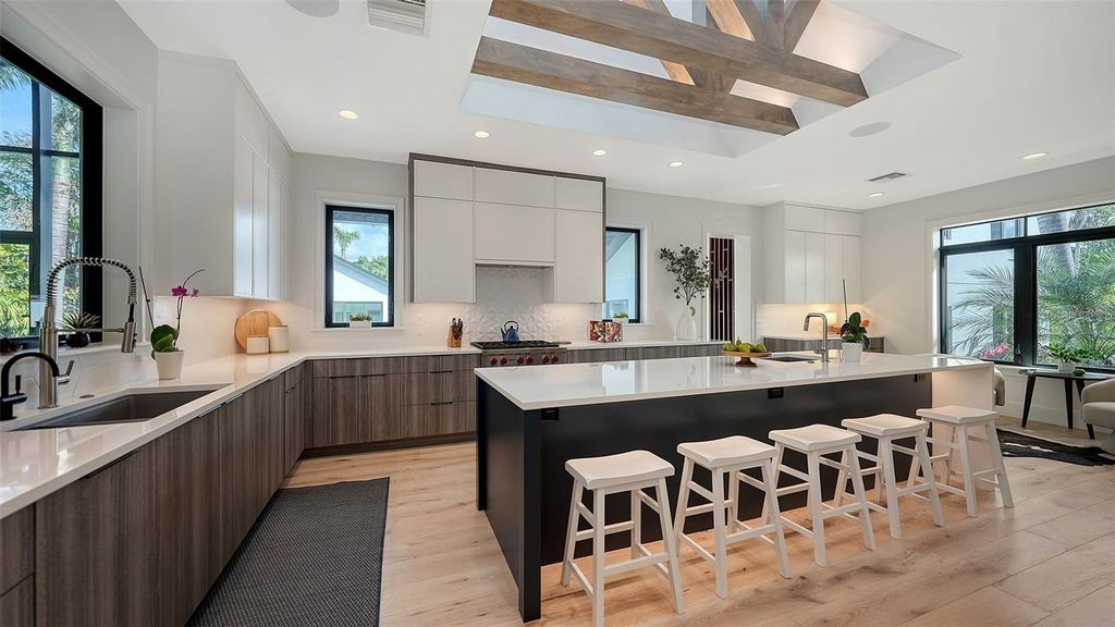 Image 18 of property listing at 5035 BAY SHORE ROAD, Sarasota, FL 34234