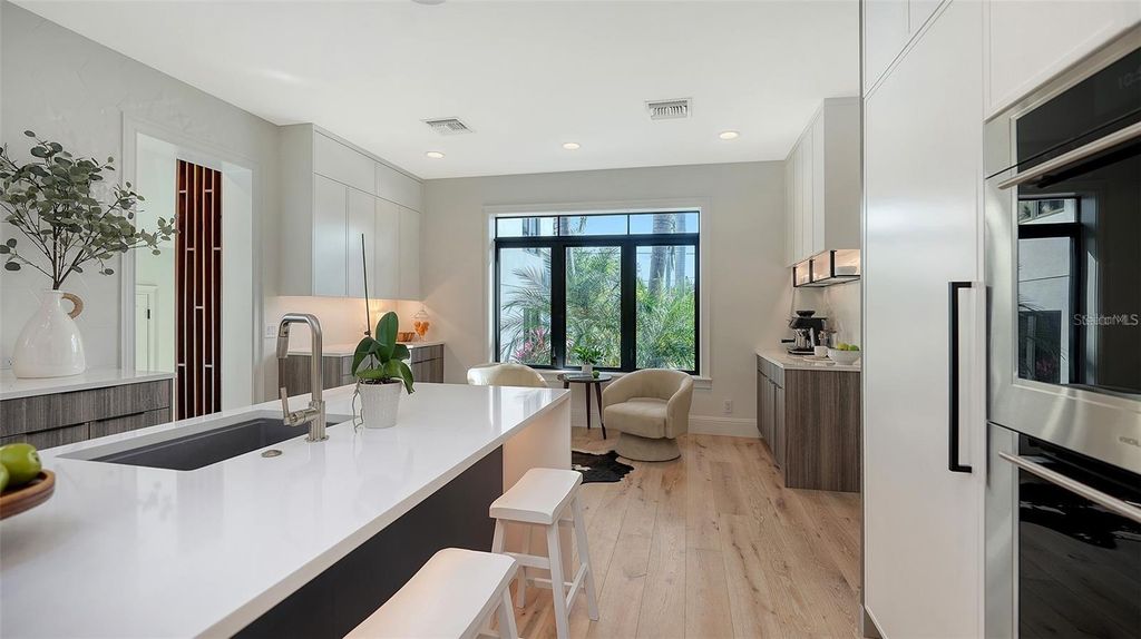 Image 19 of property listing at 5035 BAY SHORE ROAD, Sarasota, FL 34234