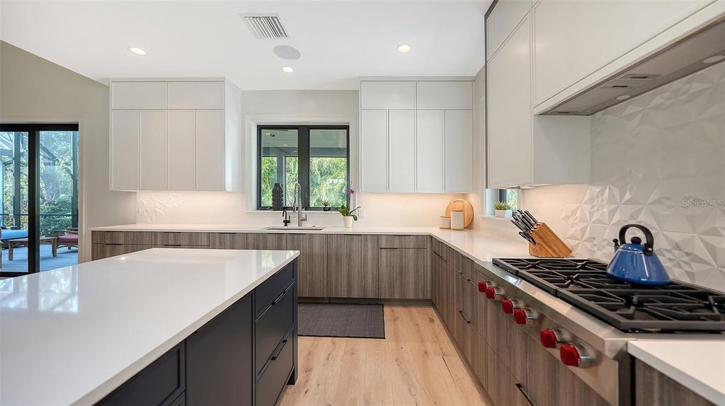 Image 22 of property listing at 5035 BAY SHORE ROAD, Sarasota, FL 34234