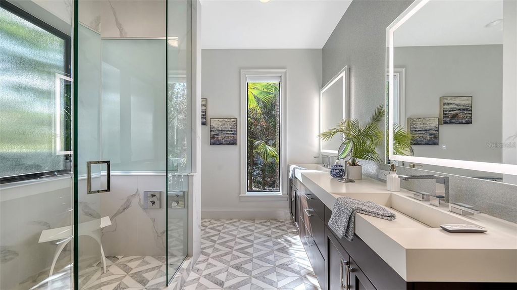 Image 30 of property listing at 5035 BAY SHORE ROAD, Sarasota, FL 34234