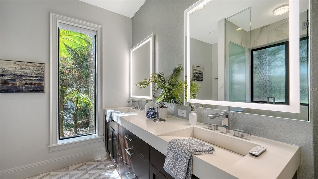 Image 31 of property listing at 5035 BAY SHORE ROAD, Sarasota, FL 34234