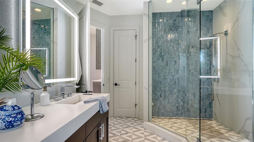 Image 32 of property listing at 5035 BAY SHORE ROAD, Sarasota, FL 34234