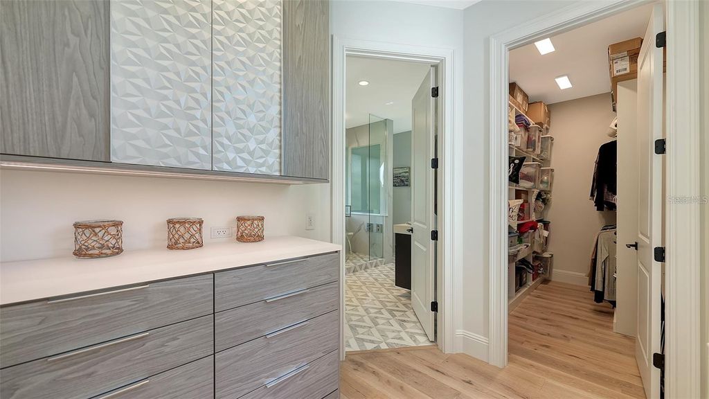 Image 34 of property listing at 5035 BAY SHORE ROAD, Sarasota, FL 34234