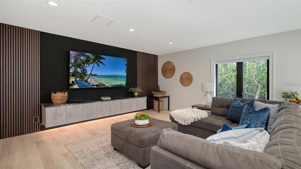 Image 38 of property listing at 5035 BAY SHORE ROAD, Sarasota, FL 34234