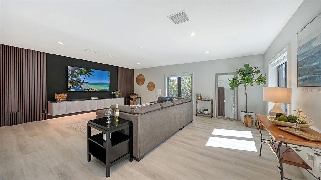 Image 39 of property listing at 5035 BAY SHORE ROAD, Sarasota, FL 34234