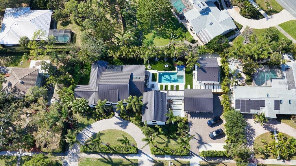 Image 5 of property listing at 5035 BAY SHORE ROAD, Sarasota, FL 34234