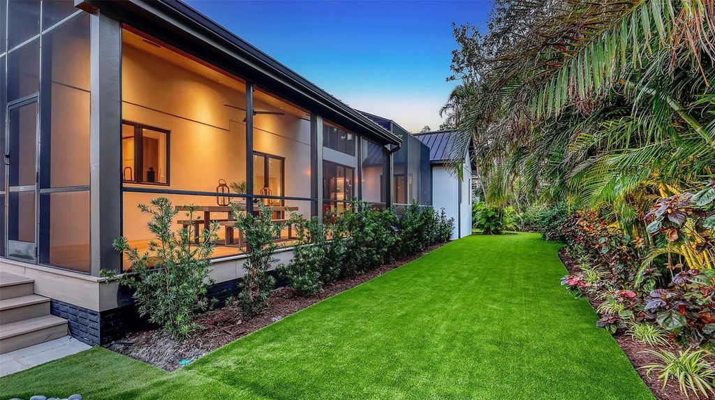 Image 46 of property listing at 5035 BAY SHORE ROAD, Sarasota, FL 34234