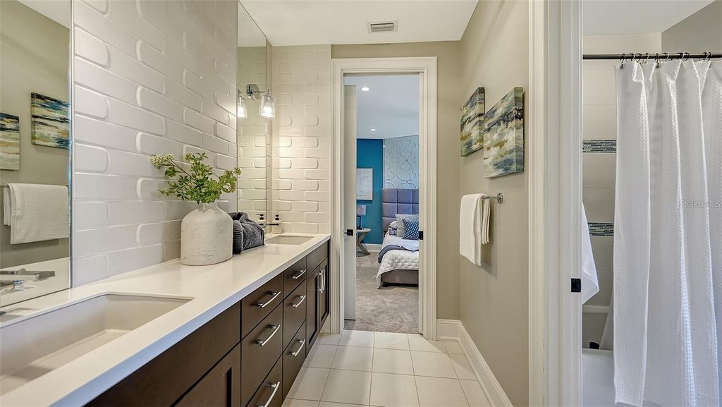 Image 53 of property listing at 5035 BAY SHORE ROAD, Sarasota, FL 34234