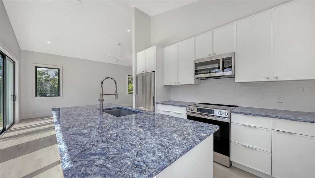 Image 58 of property listing at 5035 BAY SHORE ROAD, Sarasota, FL 34234