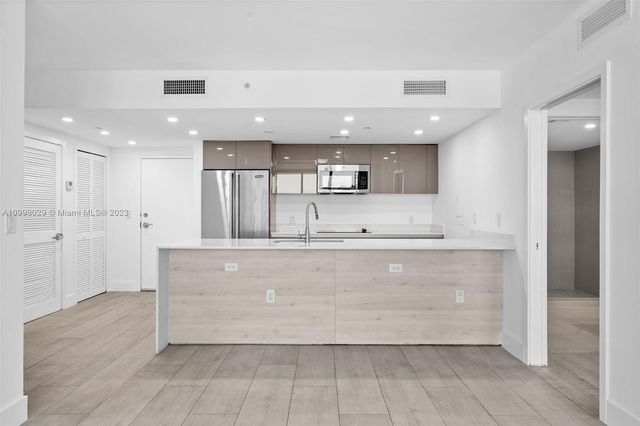 13800 Highland Dr 504, North Miami Beach, FL 33181