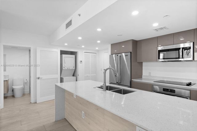 13800 Highland Dr 504, North Miami Beach, FL 33181