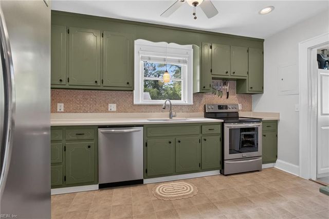 33 Greenbrier RD, Portsmouth, VA 23707