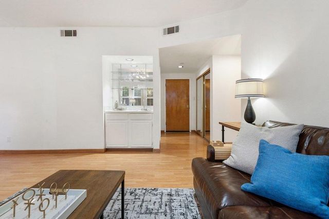 1110 Bayswater Avenue 106, Burlingame, CA 94010