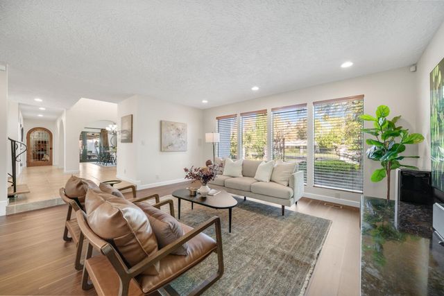 4850 Saint Augustine Dr, Elk Grove, CA 95758