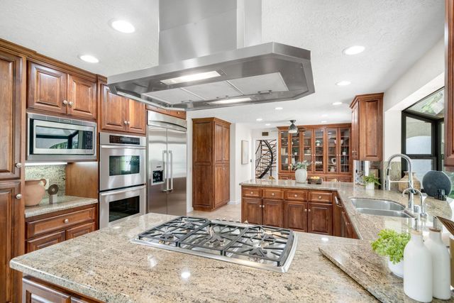 4850 Saint Augustine Dr, Elk Grove, CA 95758