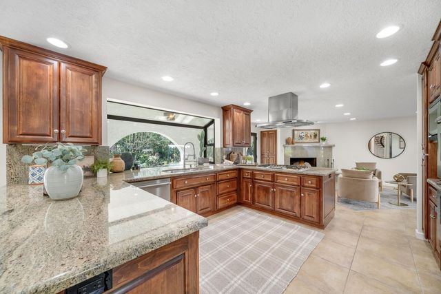 4850 Saint Augustine Dr, Elk Grove, CA 95758