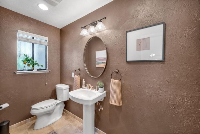 4850 Saint Augustine Dr, Elk Grove, CA 95758