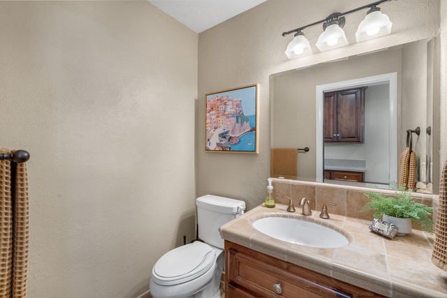 4850 Saint Augustine Dr, Elk Grove, CA 95758