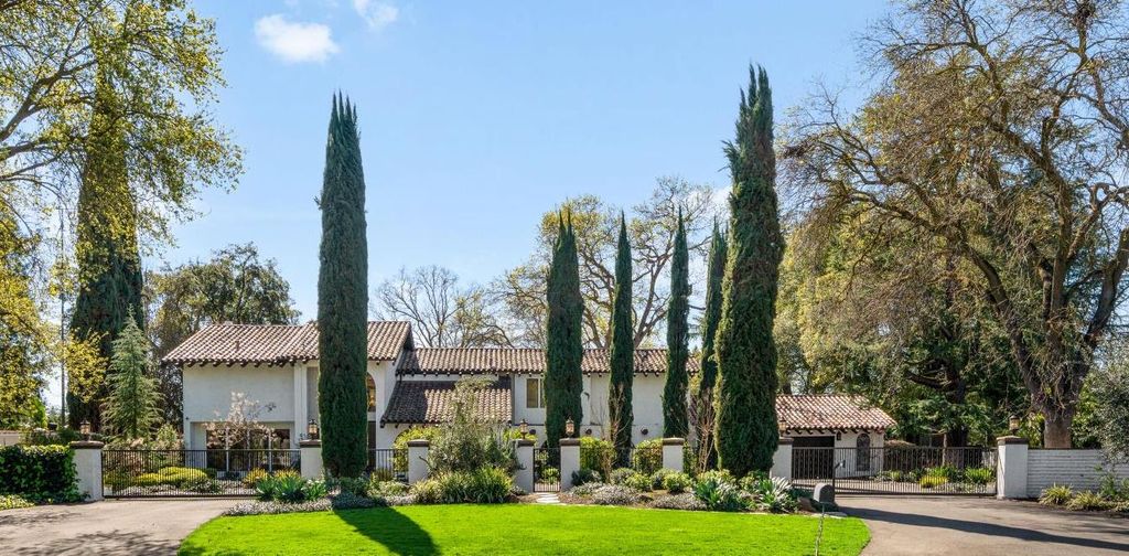 4850 Saint Augustine Dr, Elk Grove, CA 95758