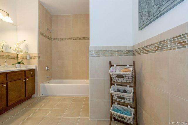1046 New York Avenue 6, Huntington Station, NY 11746