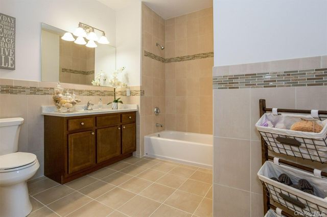 1046 New York Avenue 6, Huntington Station, NY 11746