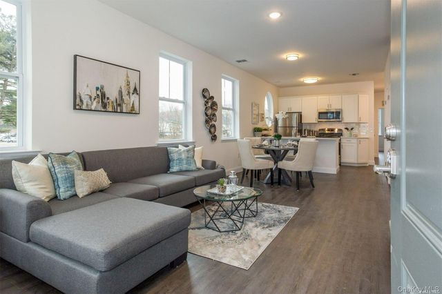 1046 New York Avenue 6, Huntington Station, NY 11746