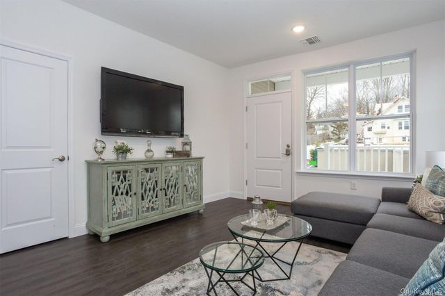 1046 New York Avenue 6, Huntington Station, NY 11746