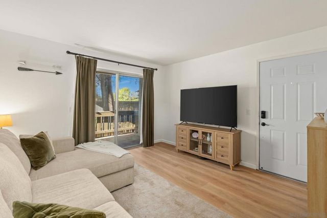 2528 White Oak Pl 3, Escondido, CA 92027