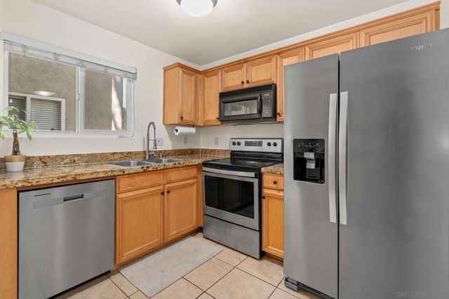 2528 White Oak Pl 3, Escondido, CA 92027